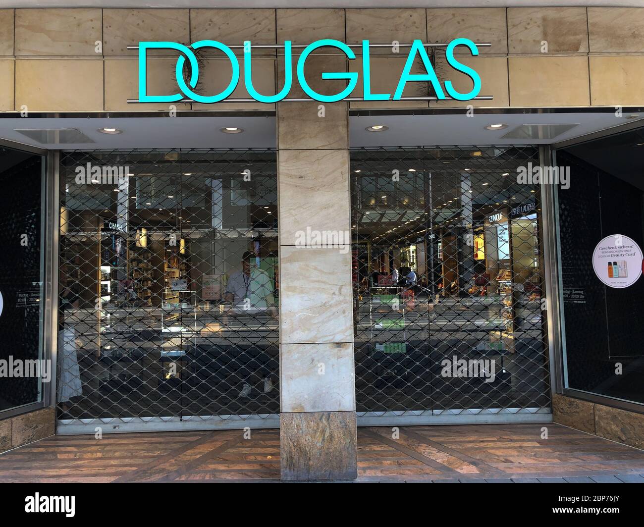 Symbolfoto Symbolbild Logo der Parfuemeriekette 'Douglas' in Germania Foto Stock