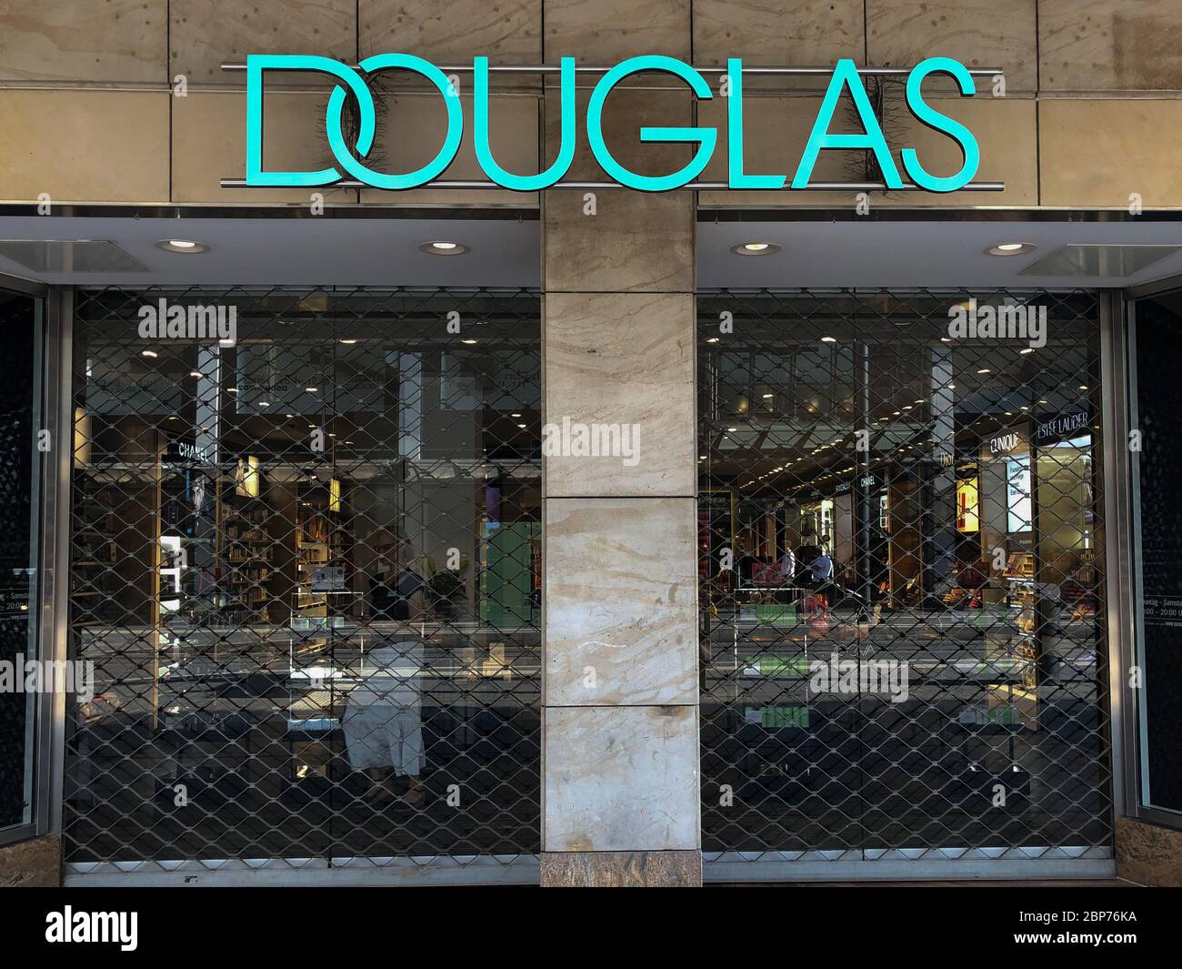 Symbolfoto Symbolbild Logo der Parfuemeriekette 'Douglas' in Germania Foto Stock