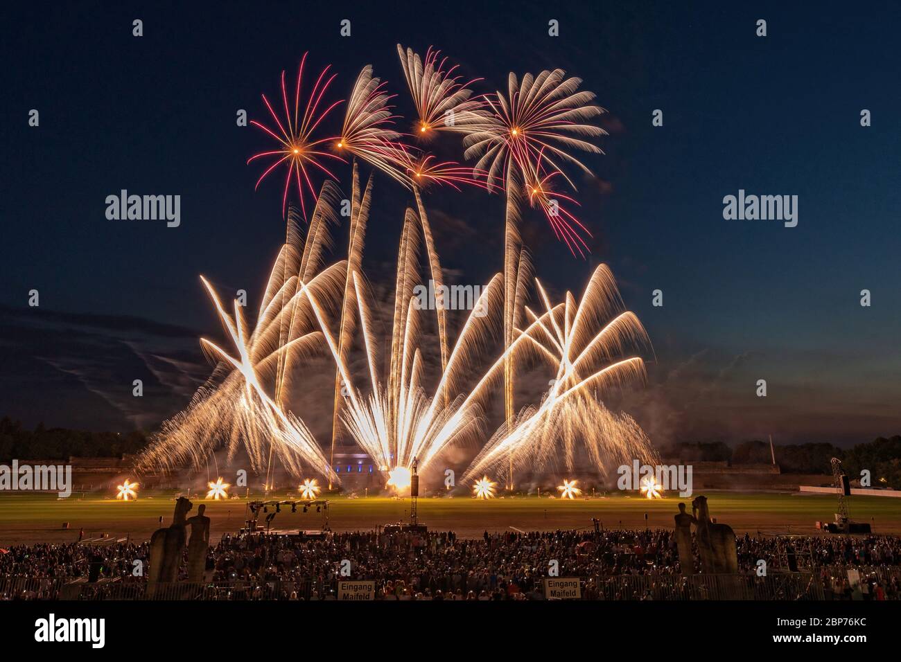 Heron Fireworks (Niederlande) Fireworks al massimo livello, showdown della Koenigsklasse al Pyronale 2019 sulla Maifeld di fronte allo Stadio Olimpico di Berlino. Foto Stock