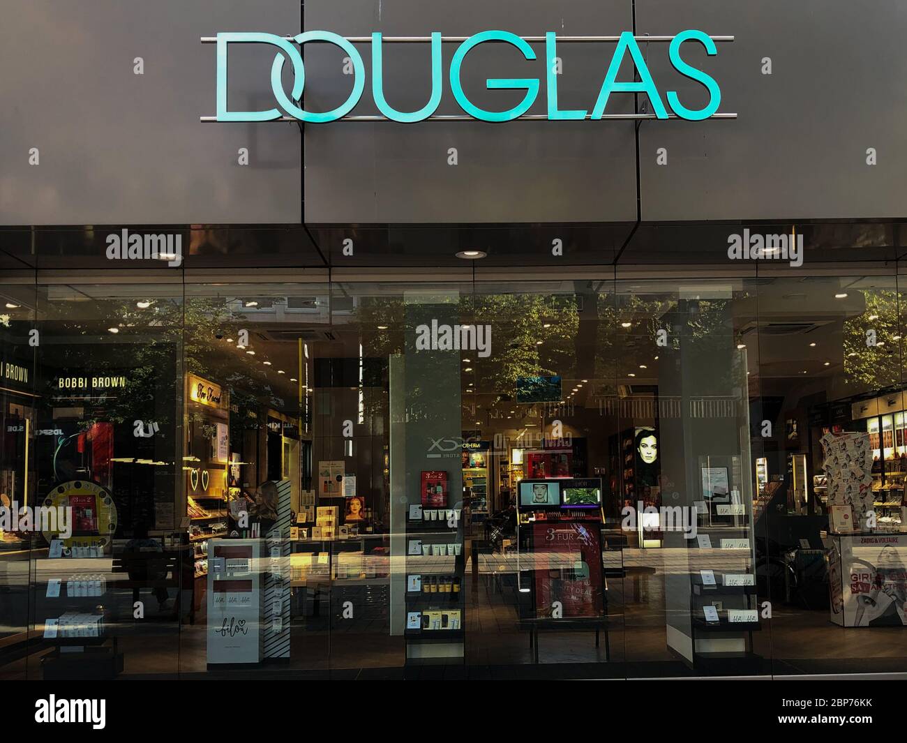 Symbolfoto Symbolbild Logo der Parfuemeriekette 'Douglas' in Germania Foto Stock