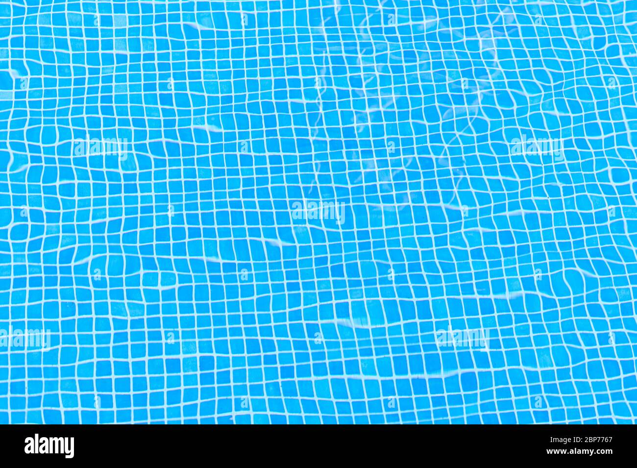 Piastrelle mosaico pavimento blu della piscina, superficie d'acqua con increspatura. Texture o sfondo. Foto Stock