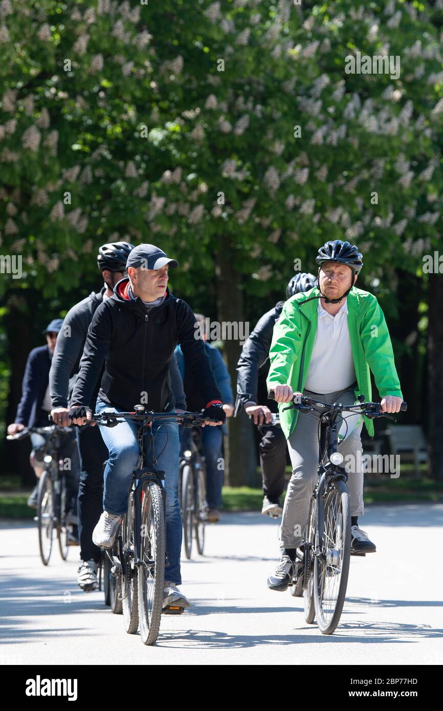 16 maggio 2020, Sassonia, Dresda: Michael Kretschmer (CDU, r), primo ministro della Sassonia, e Ralph Schreiber, portavoce della stampa, che cavalcano una bicicletta nel Grande Giardino. Kretschmer ha difeso le decisioni politiche in occasione della manifestazione e ha chiesto al contempo il rispetto per le opinioni dissonanti. Foto: Sebastian Kahnert/dpa-Zentralbild/dpa Foto Stock