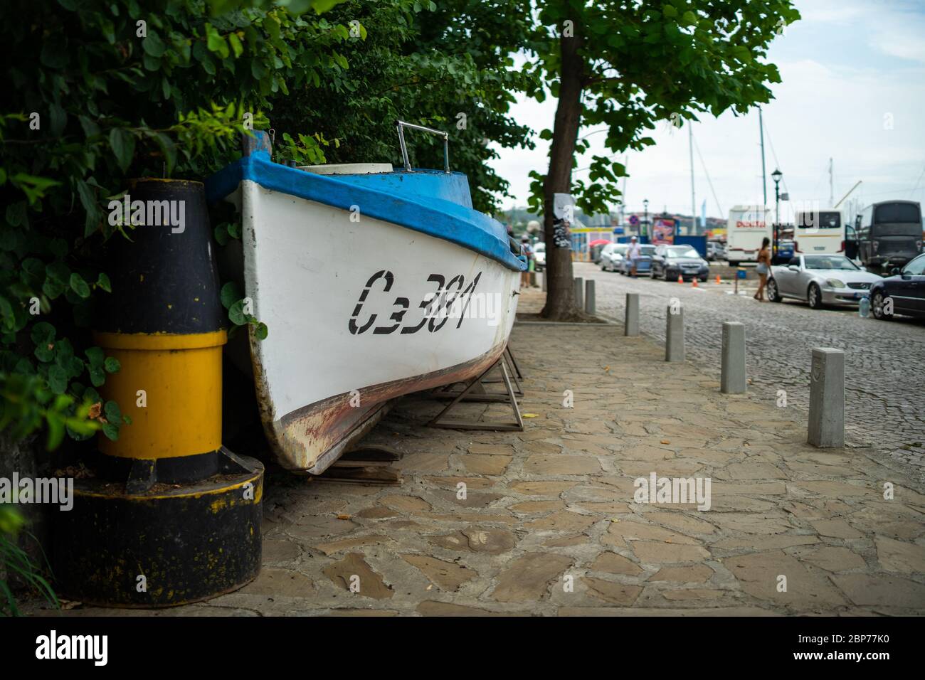 SOZOPOL, Bulgaria - 28 giugno 2019: una vecchia barca da pesca in riva al porto. Foto Stock