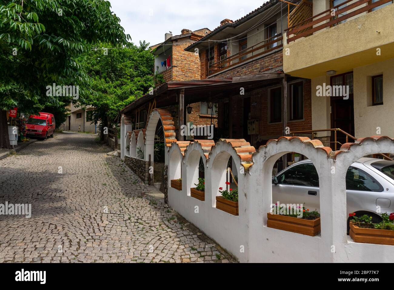 SOZOPOL, Bulgaria - 28 giugno 2019: vicoli stretti di un antica città balneare sul sud del litorale bulgaro del Mar Nero. Foto Stock