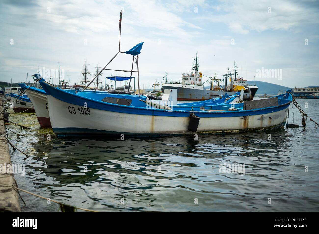 SOZOPOL, Bulgaria - 28 giugno 2019: barche da pesca al porto sono presso il molo. Foto Stock