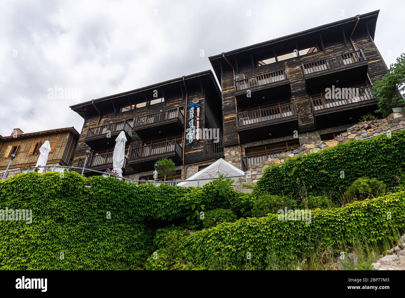 SOZOPOL, BULGARIA - 28 GIUGNO 2019: Hotel a tre stelle 'Casa del Mare' su una riva rocciosa nella città vecchia. Sozopol nell'antica cittadina balneare della costa meridionale bulgara del Mar Nero. Foto Stock