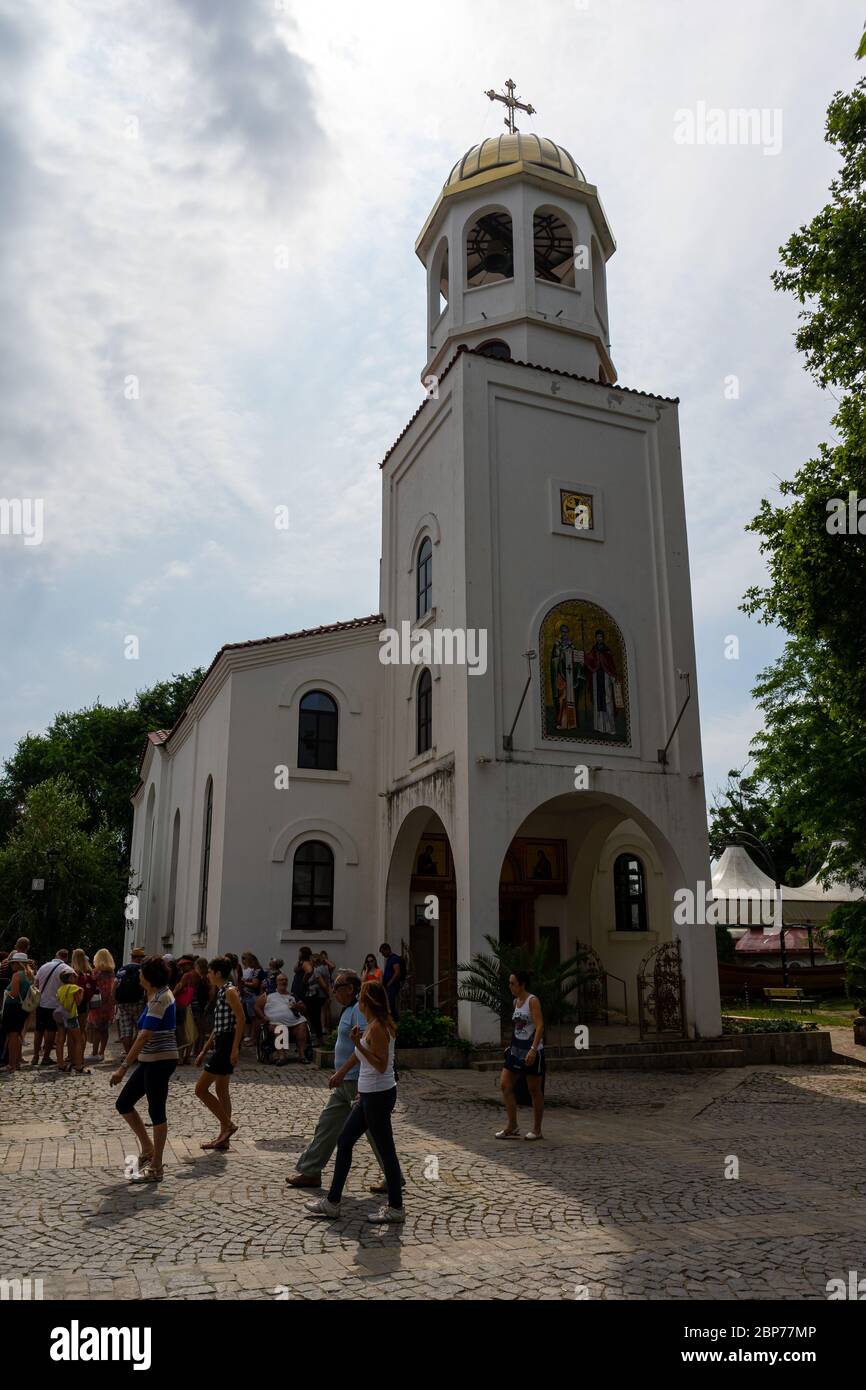 SOZOPOL, Bulgaria - 28 Giugno 2019 : Chiesa di San Cirillo e San Metodio di un antica città balneare sul sud del litorale bulgaro del Mar Nero. Foto Stock