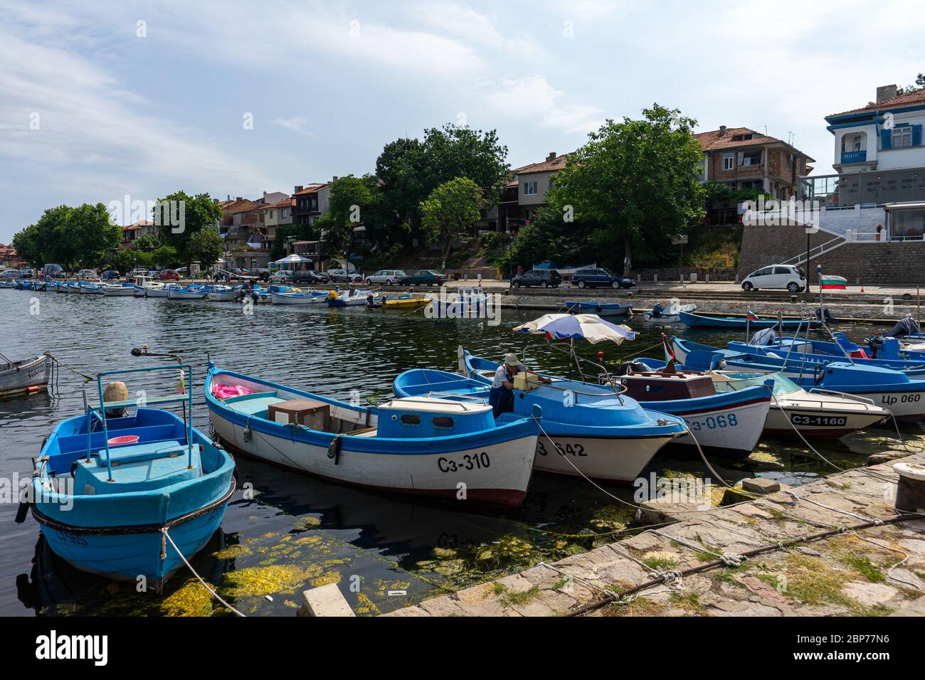 SOZOPOL, Bulgaria - 28 giugno 2019: barche da pesca al porto sono presso il molo. Foto Stock