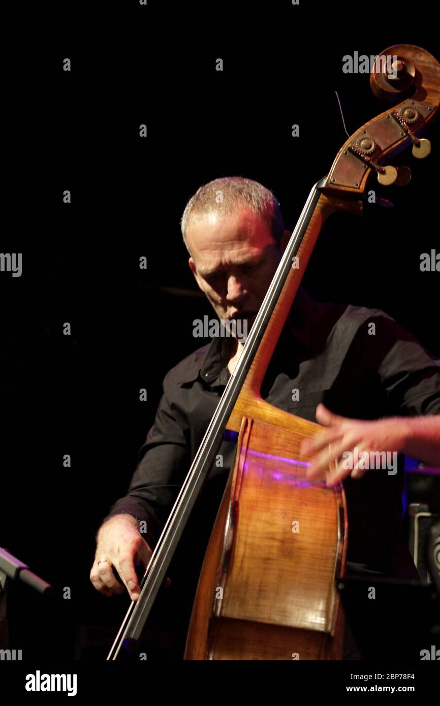 38. Leipziger Jazztage - Avishai Cohen con corde Foto Stock