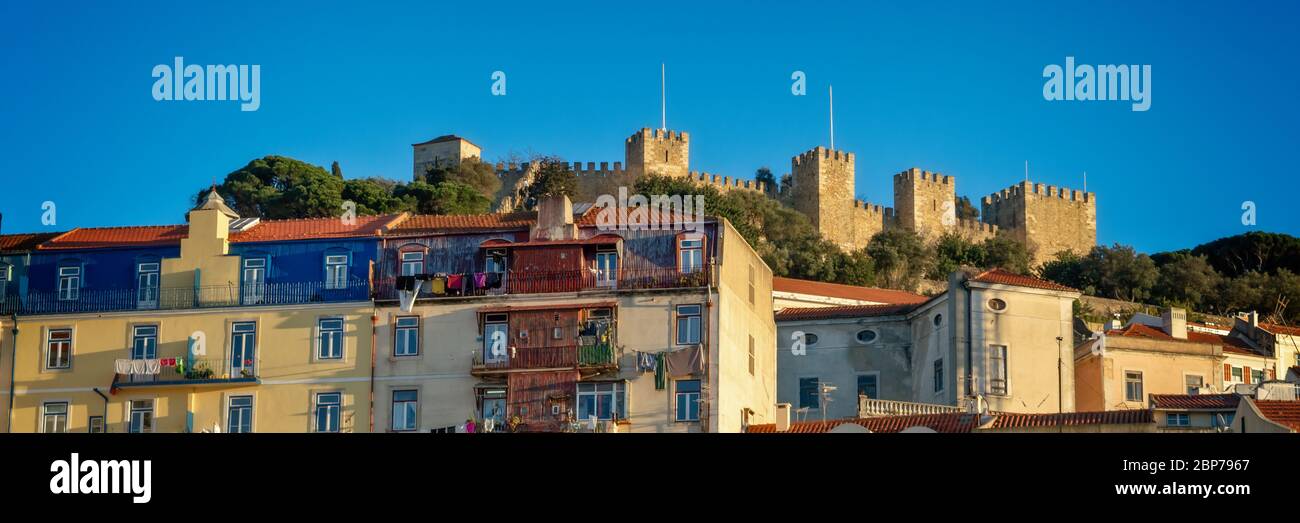 Panorama del quartiere collinare di Castelo e del castello medievale São Jorge a Lisbona, Portogallo Foto Stock