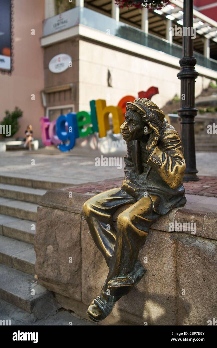 PLOVDIV, BULGARIA - Luglio 02, 2019: scultura di Miljo - mascotte non ufficiale della città. Plovdiv è la seconda città più grande della Bulgaria. Foto Stock