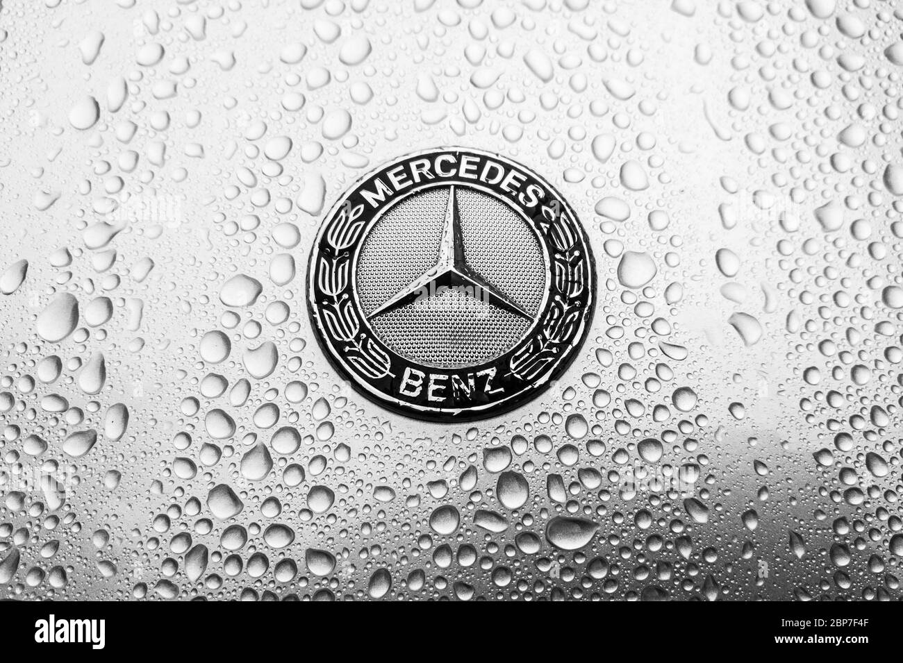 BERLINO - 18 AGOSTO 2019: Il moderno emblema del cofano Mercedes-Benz in marcia. Bianco e nero. Foto Stock