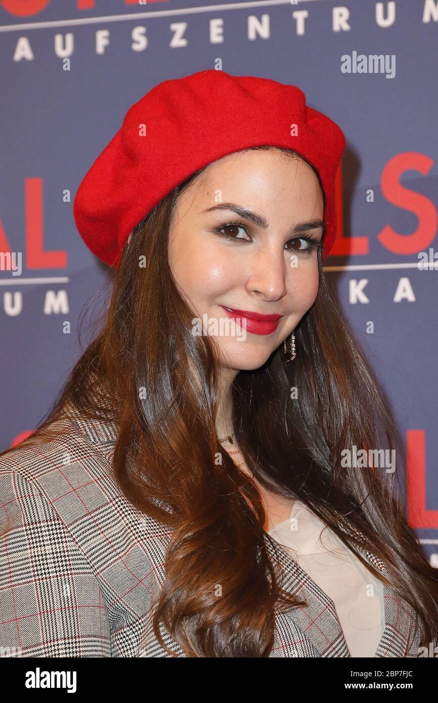 Sila Sahin, Shopping notturno all'AEZ, Amburgo, ottobre 25,2019 Foto Stock