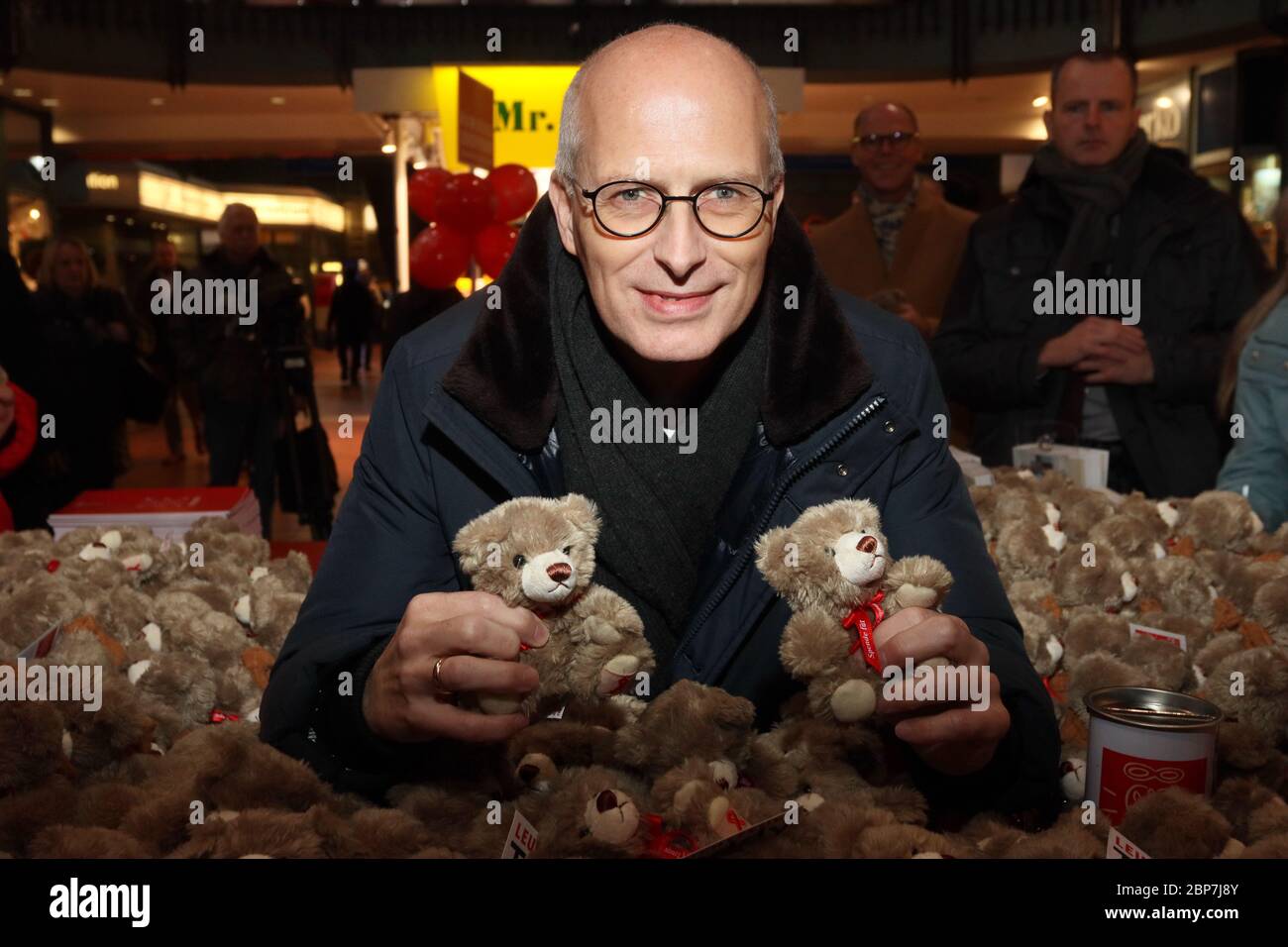 Peter Tschentscher,Beacon Teddy Action 2019,lancio stampa,Wandelhalle Hamburg hautbahnhof,21.11.2019 Foto Stock