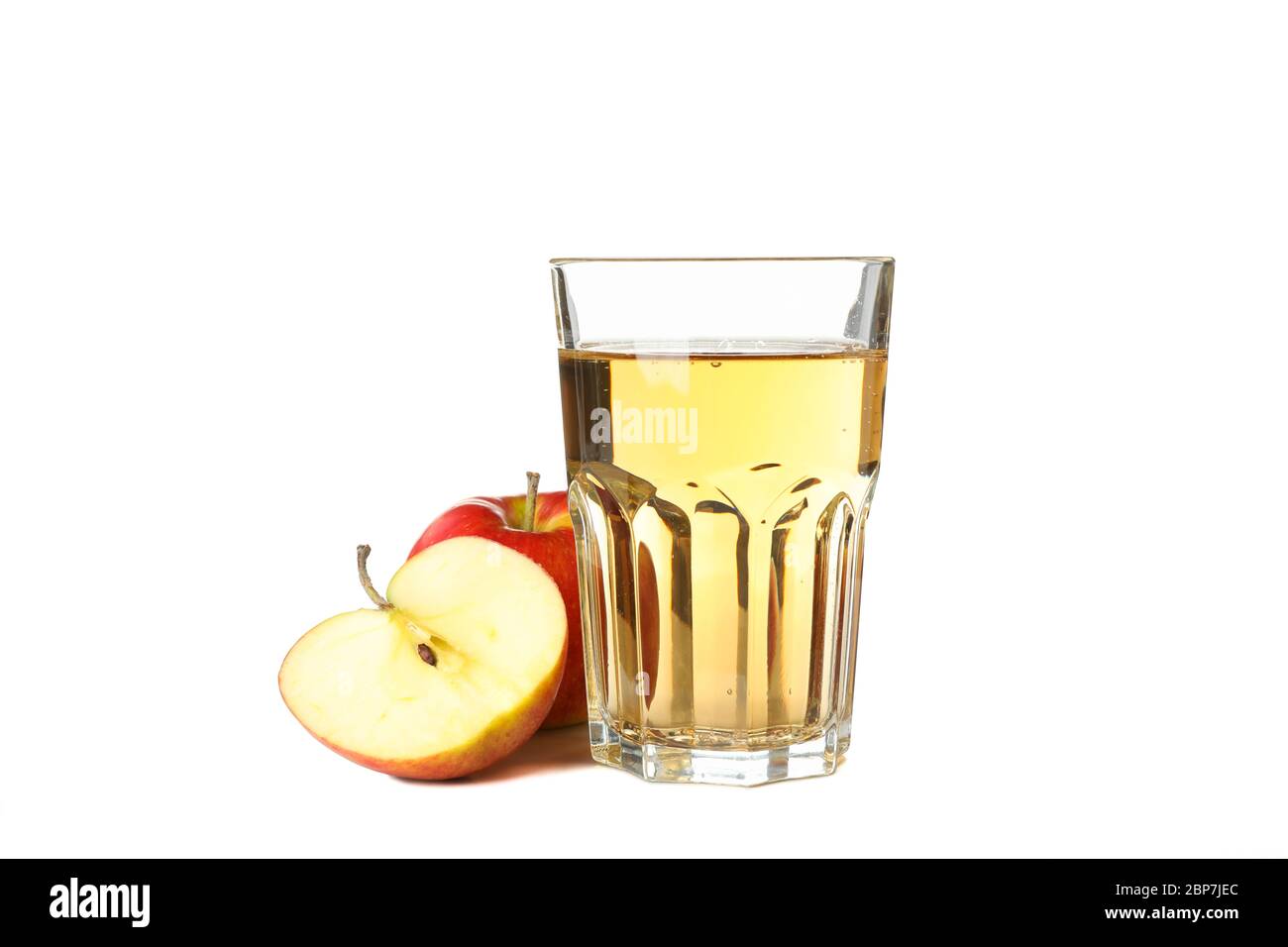 Bicchiere di sidro di mele isolato su sfondo bianco Foto Stock