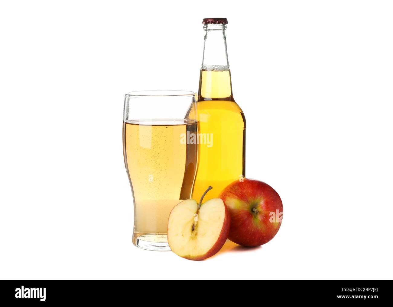 Mele, vetro e bottiglia con sidro isolato su fondo bianco Foto Stock