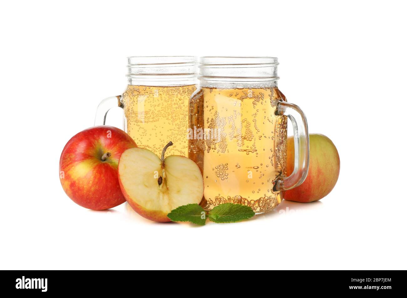 Mele e vasi di vetro con sidro isolato su sfondo bianco Foto Stock