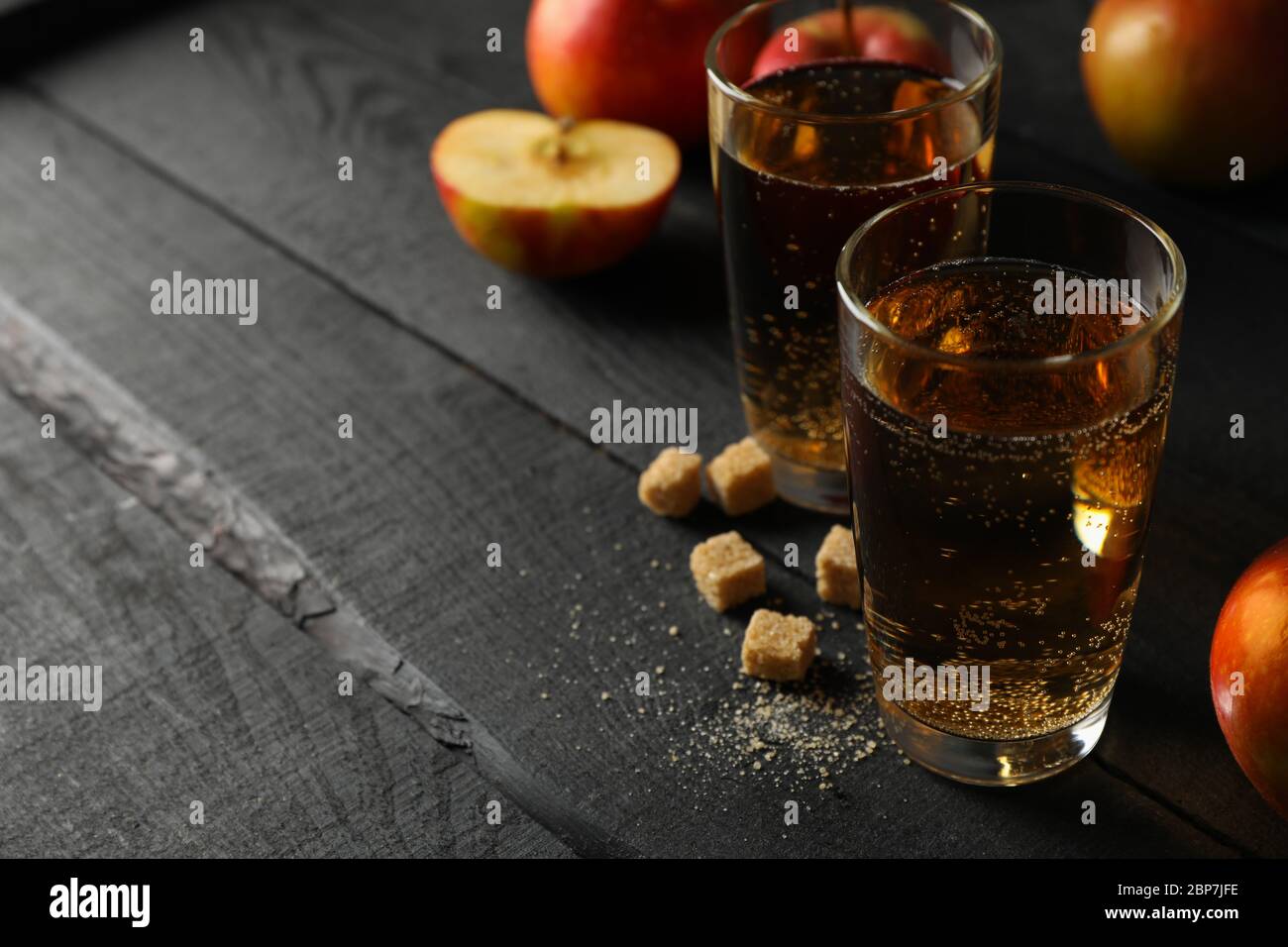 Composizione con sidro, zucchero e mele su fondo ligneo Foto Stock