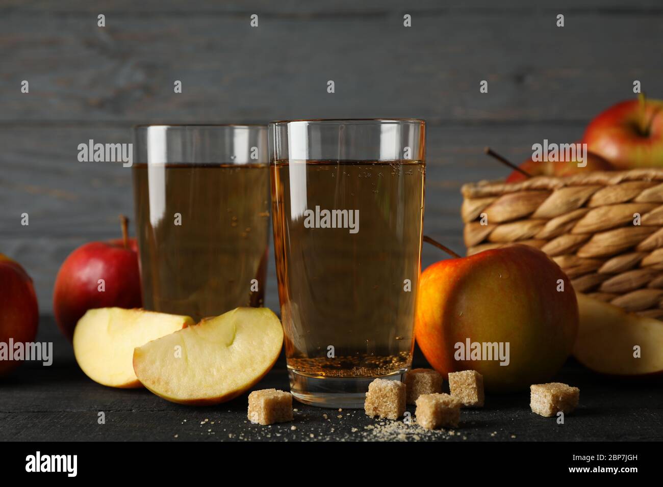 Composizione con sidro, zucchero e mele su fondo ligneo Foto Stock