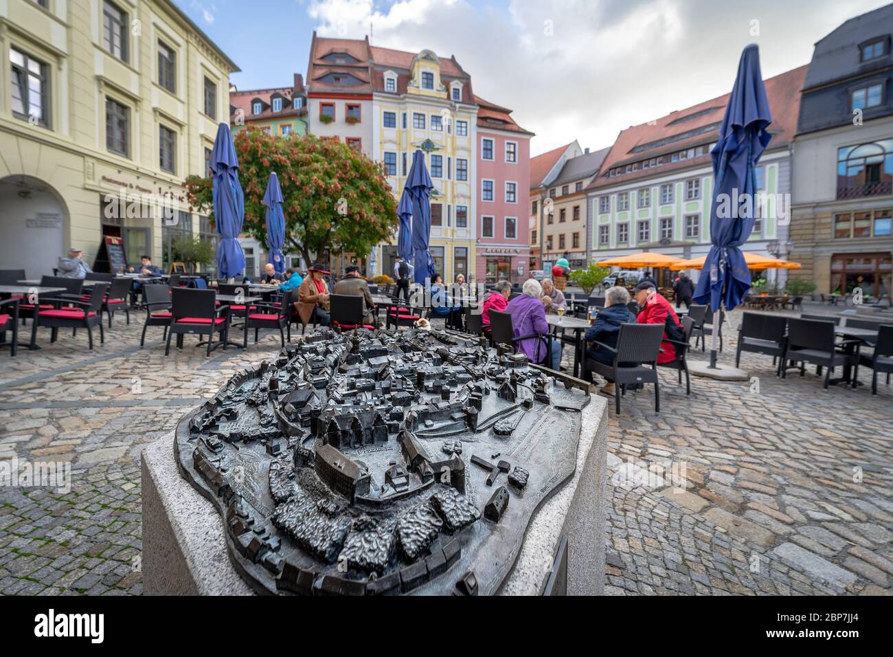 BAUTZEN, Germania - 10 ottobre 2019: Piazza del Municipio e street cafe. In primo piano è la pianta della citta'. Foto Stock