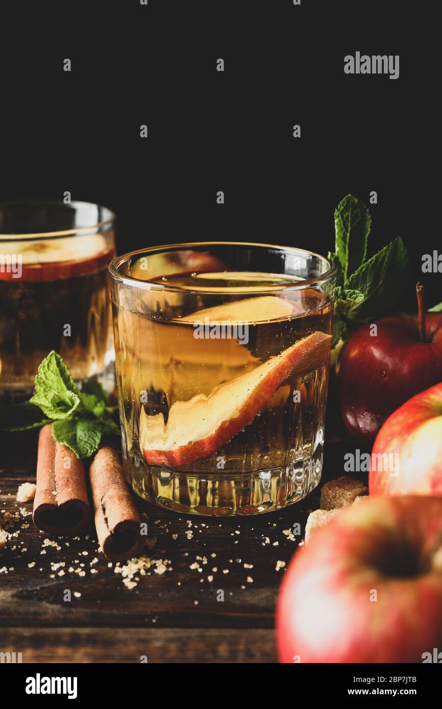 Composizione con sidro, zucchero, cannella e mele su tavola di legno Foto Stock