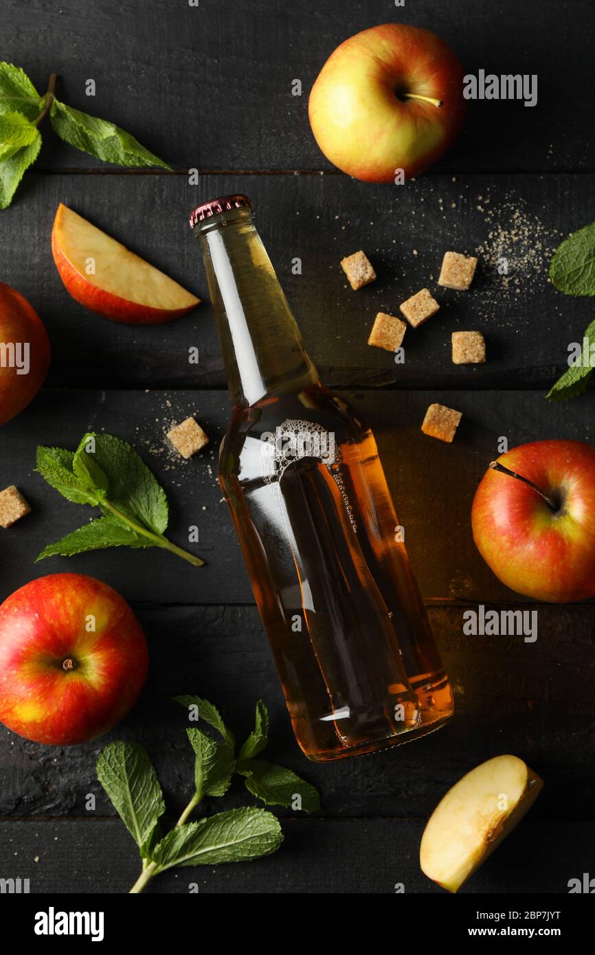 Composizione con sidro, zucchero e mele su fondo ligneo Foto Stock