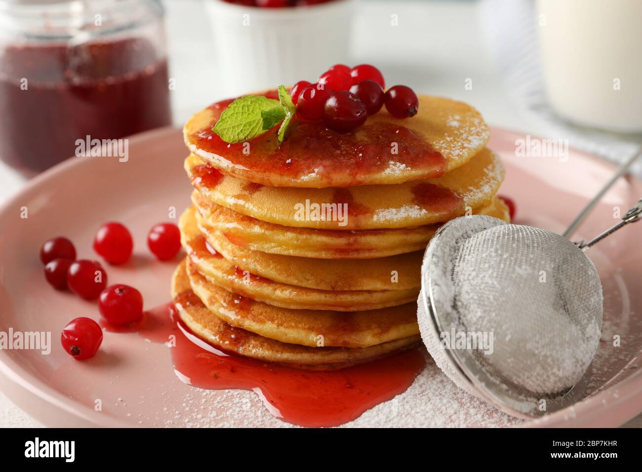 Pancake con marmellata e mirtillo rosso, primo piano. Colazione dolce Foto Stock