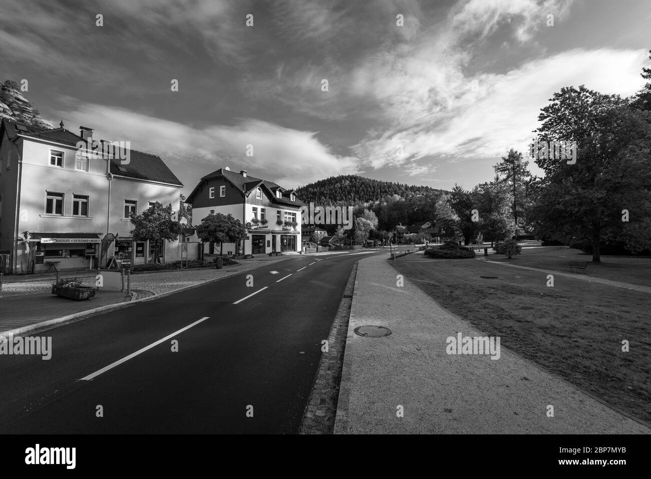 OYBIN, Germania - 10 ottobre 2019: strade di una piccola città vecchia sul confine della Germania (Sassonia) con la Repubblica ceca. In bianco e nero. Foto Stock