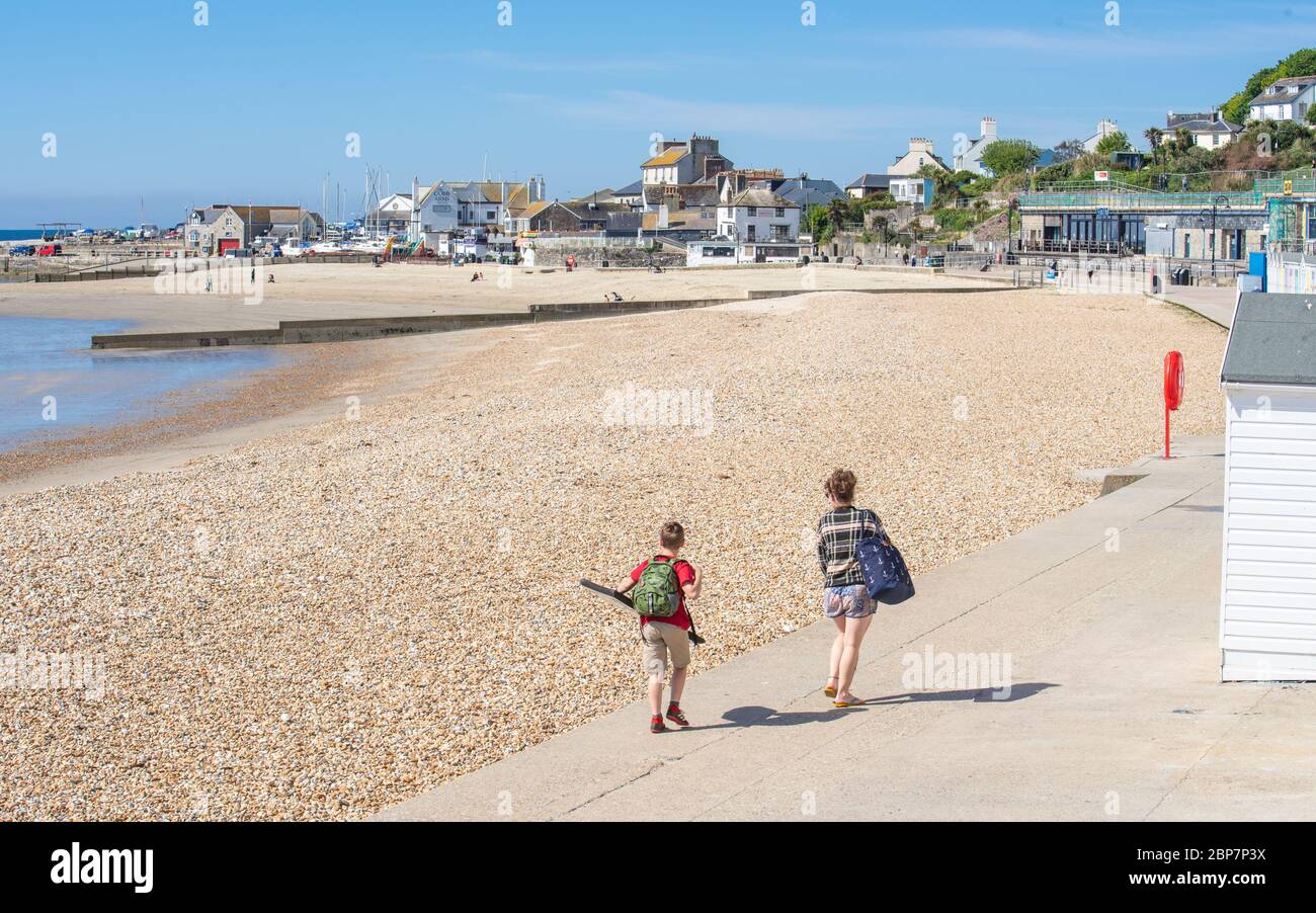 Lyme Regis, Dorset, Regno Unito. 18 maggio 2020. Regno Unito Meteo: Un caldo e soleggiato inizio della settimana presso la pittoresca località balneare di Lyme Regis. La gente gode della mini-ondata di calore durante la pandemia del coronavirus dopo l'allentamento delle restrizioni di blocco la settimana scorsa. Credit: Celia McMahon/Alamy Live News Foto Stock