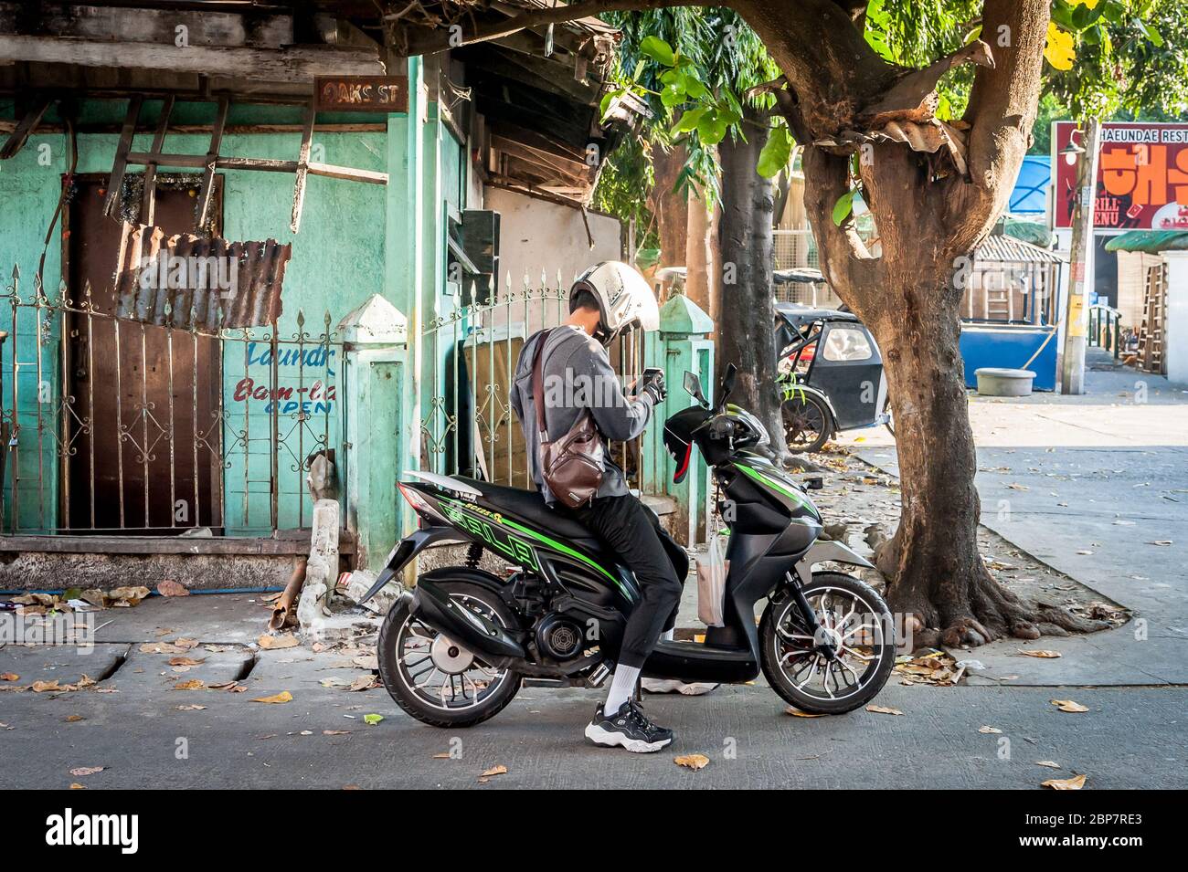 Una vecchia casa una volta usata come lavanderia in rovina a Angeles City Filippine. Foto Stock