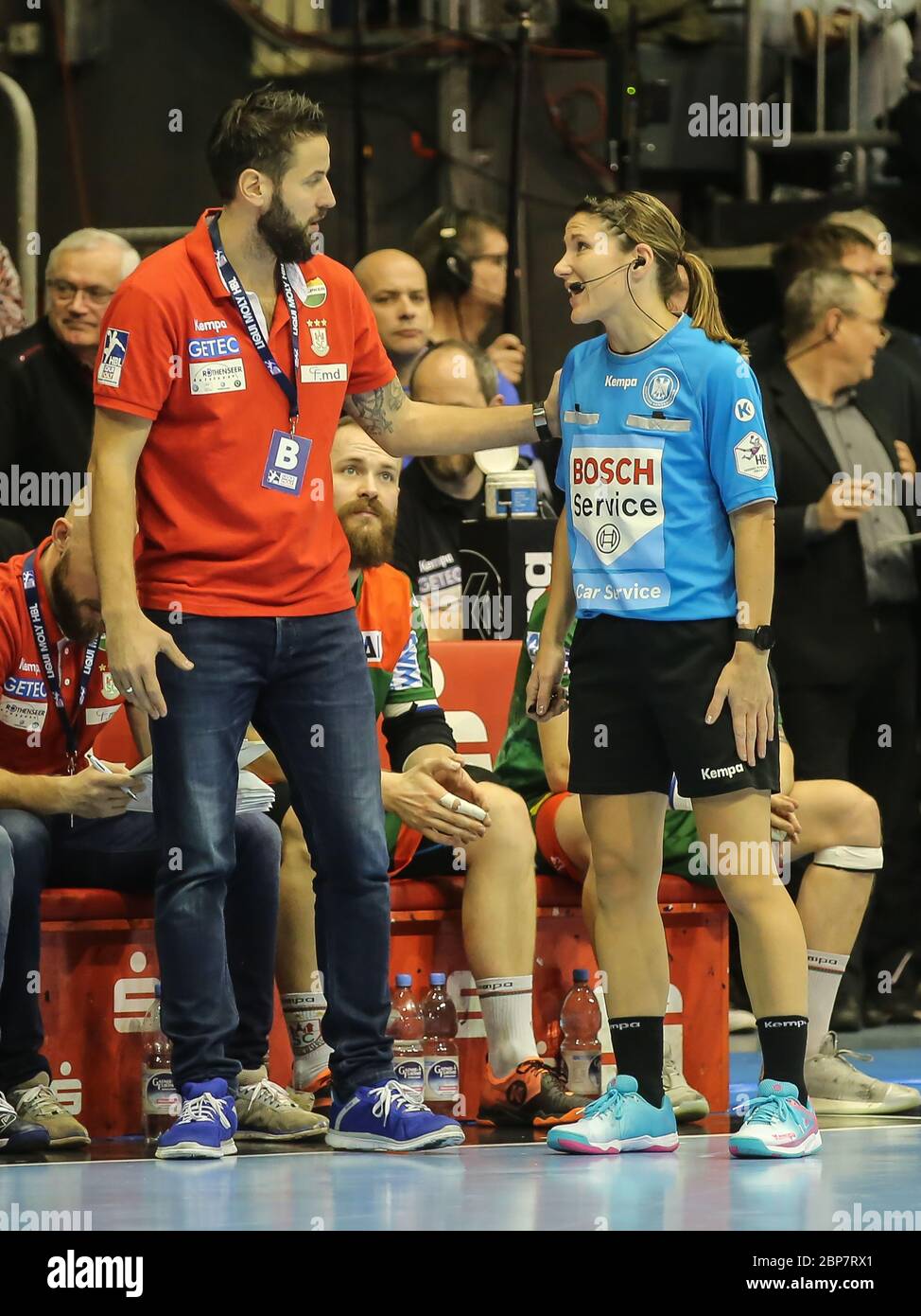 L'arbitro di pallamano Tanja Kuttler nel gioco SC Magdeburg - HSG Wetzlar 29.12.19 a Magdeburgo Foto Stock