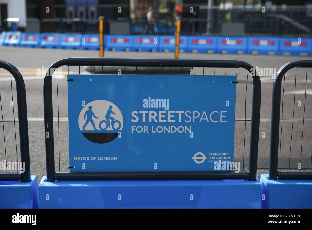 Pedoni e ciclisti di Londra utilizzano nuovi marciapiedi e piste ciclabili ampliati durante la pandemia del coronavirus. Borough High Street, maggio 2020. Foto Stock