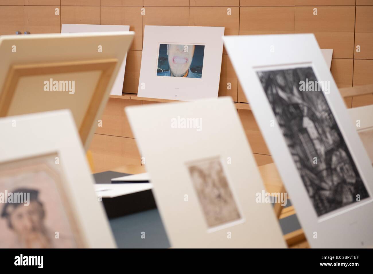 Dresda, Germania. 16 Apr 2020. L'opera d'arte 'Blow Up' (M) di Eberhard Havekost si trova nella sala di studio del Kupferstich-Kabinet su una striscia a muro. Quest'anno il Kupferstich-Kabinet celebra il suo 300° anniversario con una mostra per l'anniversario. Credit: dpa/dpa-Zentralbild/dpa/Alamy Live News Foto Stock