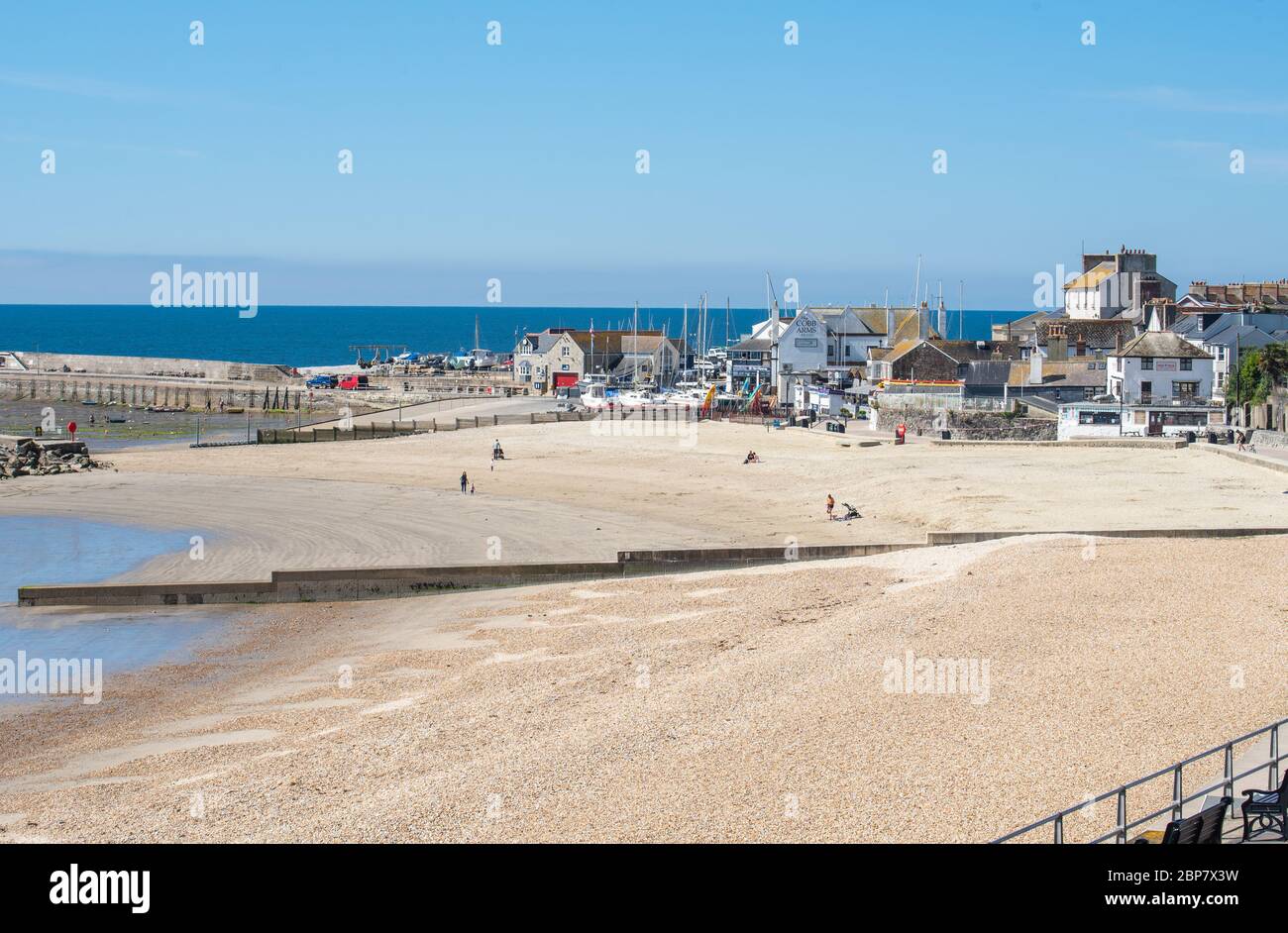 Lyme Regis, Dorset, Regno Unito. 18 maggio 2020. Regno Unito Meteo: Un caldo e soleggiato inizio della settimana presso la pittoresca località balneare di Lyme Regis. La gente gode della mini-ondata di calore durante la pandemia del coronavirus dopo l'allentamento delle restrizioni di blocco la settimana scorsa. Credit: Celia McMahon/Alamy Live News Foto Stock