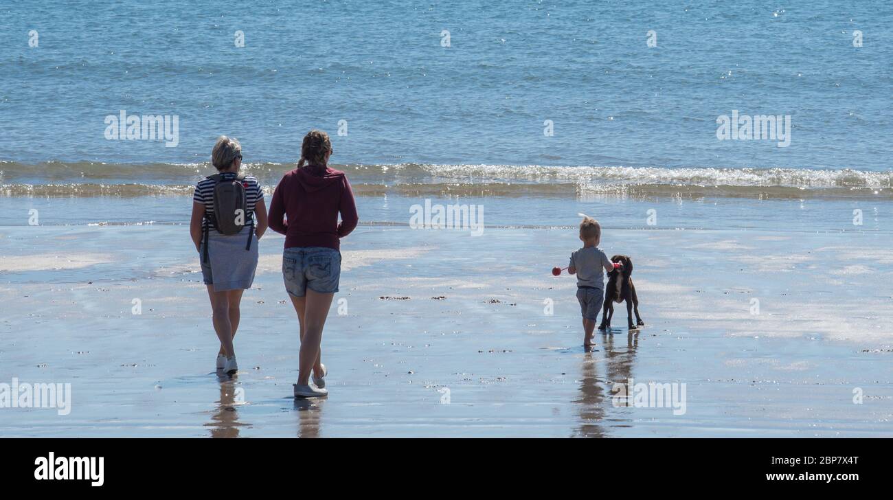 Lyme Regis, Dorset, Regno Unito. 18 maggio 2020. Regno Unito Meteo: Un caldo e soleggiato inizio della settimana presso la pittoresca località balneare di Lyme Regis. La gente gode della mini-ondata di calore durante la pandemia del coronavirus dopo l'allentamento delle restrizioni di blocco la settimana scorsa. Credit: Celia McMahon/Alamy Live News Foto Stock