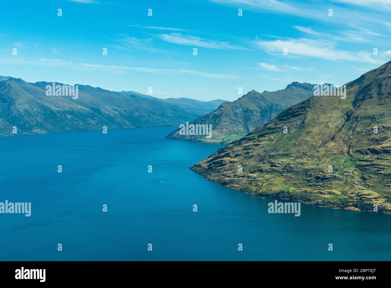 Vista del lago Wakatipu preso da un aereo leggero mentre si vola da Queenstown a Milford Sound in Nuova Zelanda Foto Stock