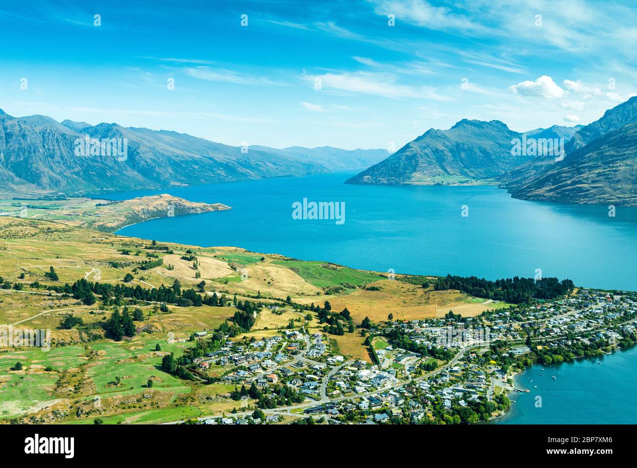 Vista del lago Wakatipu e Queenstown, preso da un aereo leggero mentre si vola da Queenstown a Milford Sound in Nuova Zelanda Foto Stock