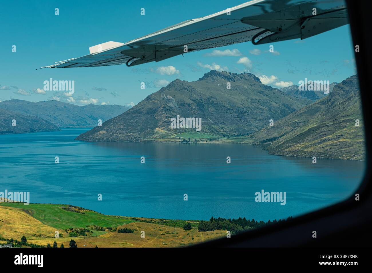 Vista del lago Wakatipu preso da un aereo leggero mentre si vola da Queenstown a Milford Sound in Nuova Zelanda Foto Stock