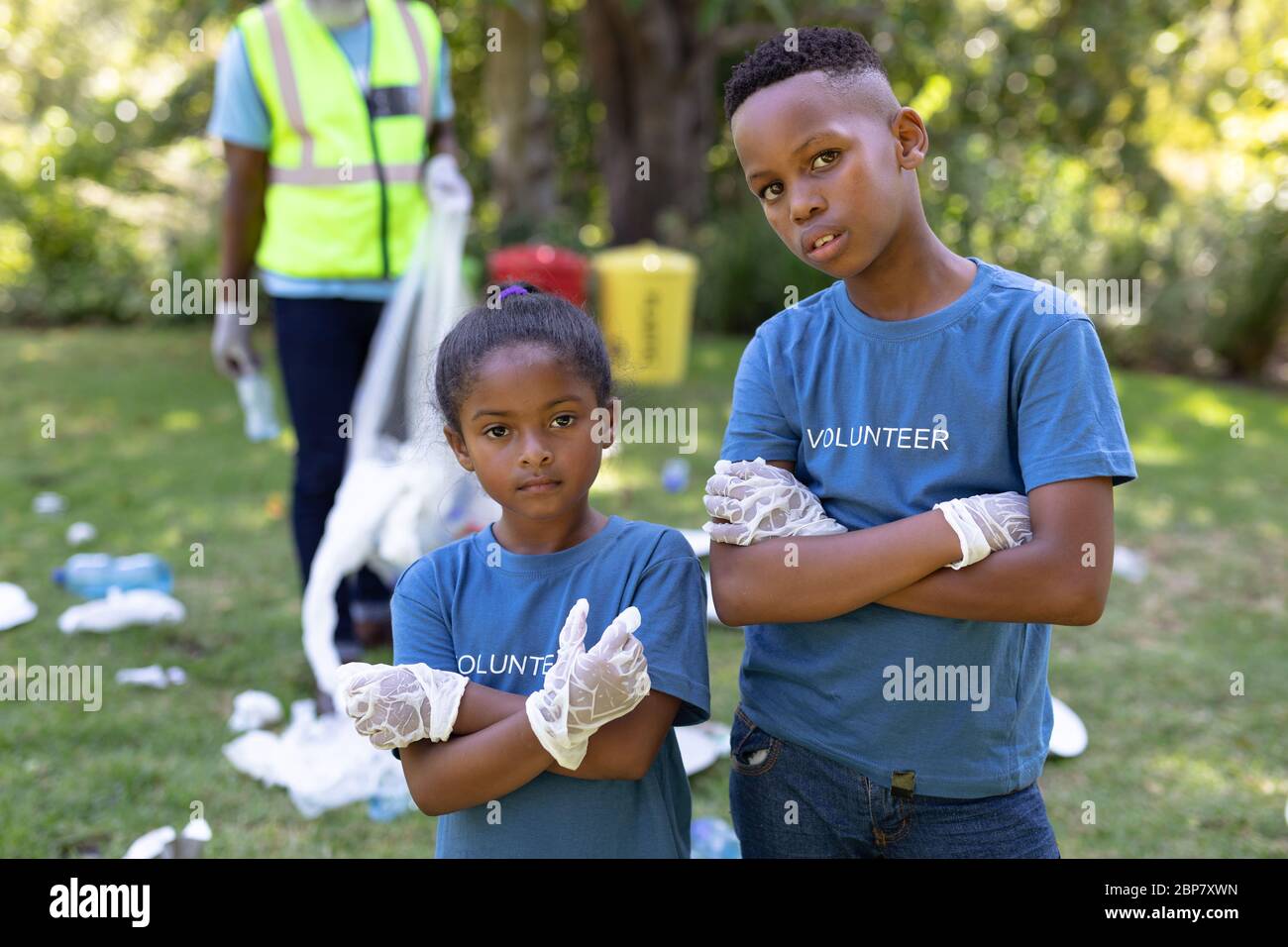 Ritratto di un ragazzo di razza mista e di una ragazza che raccoglie rifiuti Foto Stock