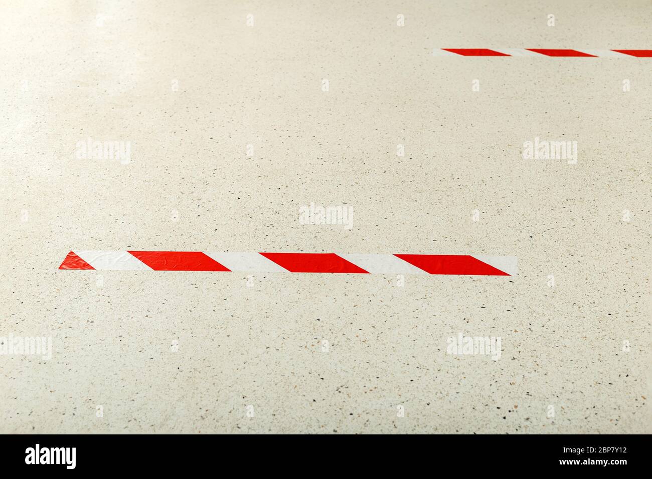 Segno di linea a strisce rosse per mantenere la distanza sociale. Linea di avvertimento durante la quarantena del coronavirus della covid 19. Shopping sicuro, concetto di allontanamento sociale Foto Stock