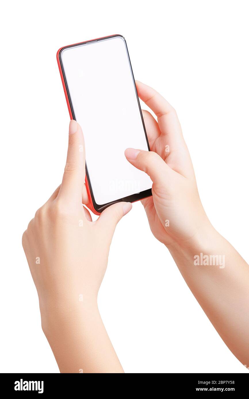 Primo piano di mani femminili che tengono un telefono moderno in verticale e scattano una foto o un video mobile isolati su uno sfondo bianco con un tracciato di ritaglio. Foto Stock
