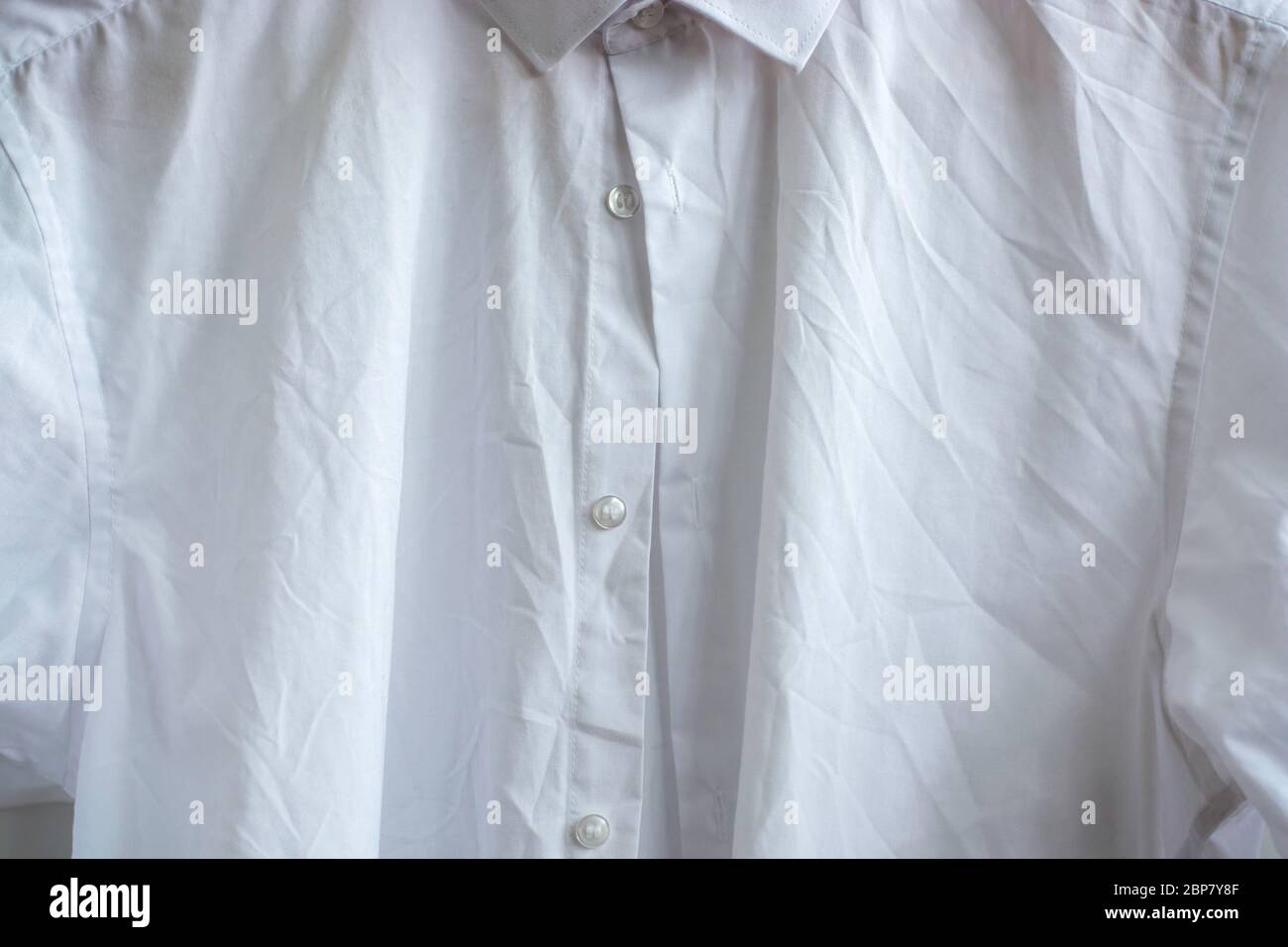 Camicia da uomo classica a manica lunga con rughe Foto Stock