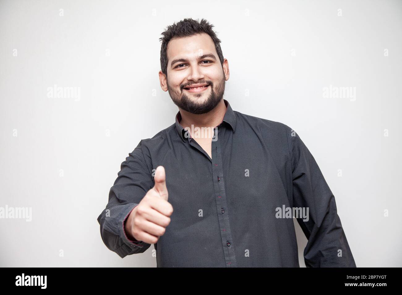 Giovane asiatico sorridente ritratto Foto Stock