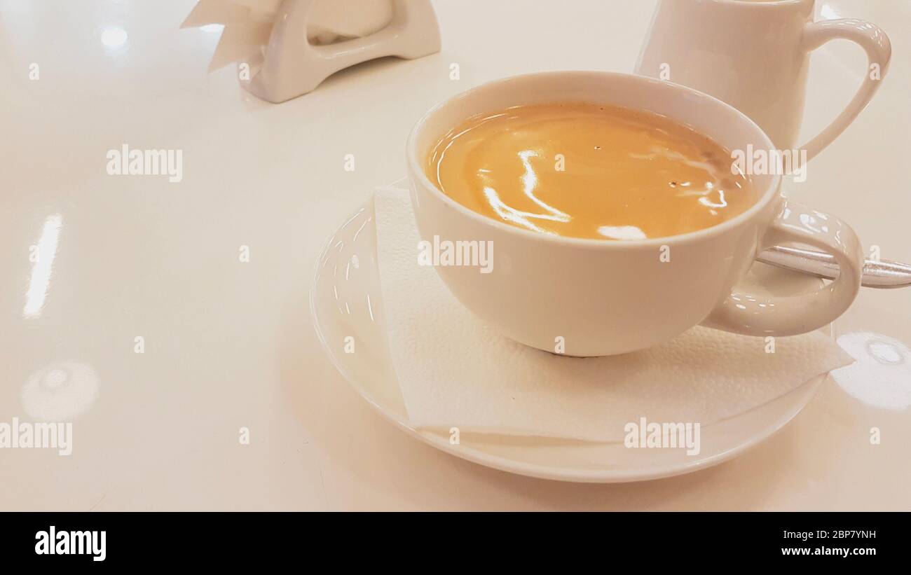 Due tazze di caffè sul tavolo, latte art Foto Stock