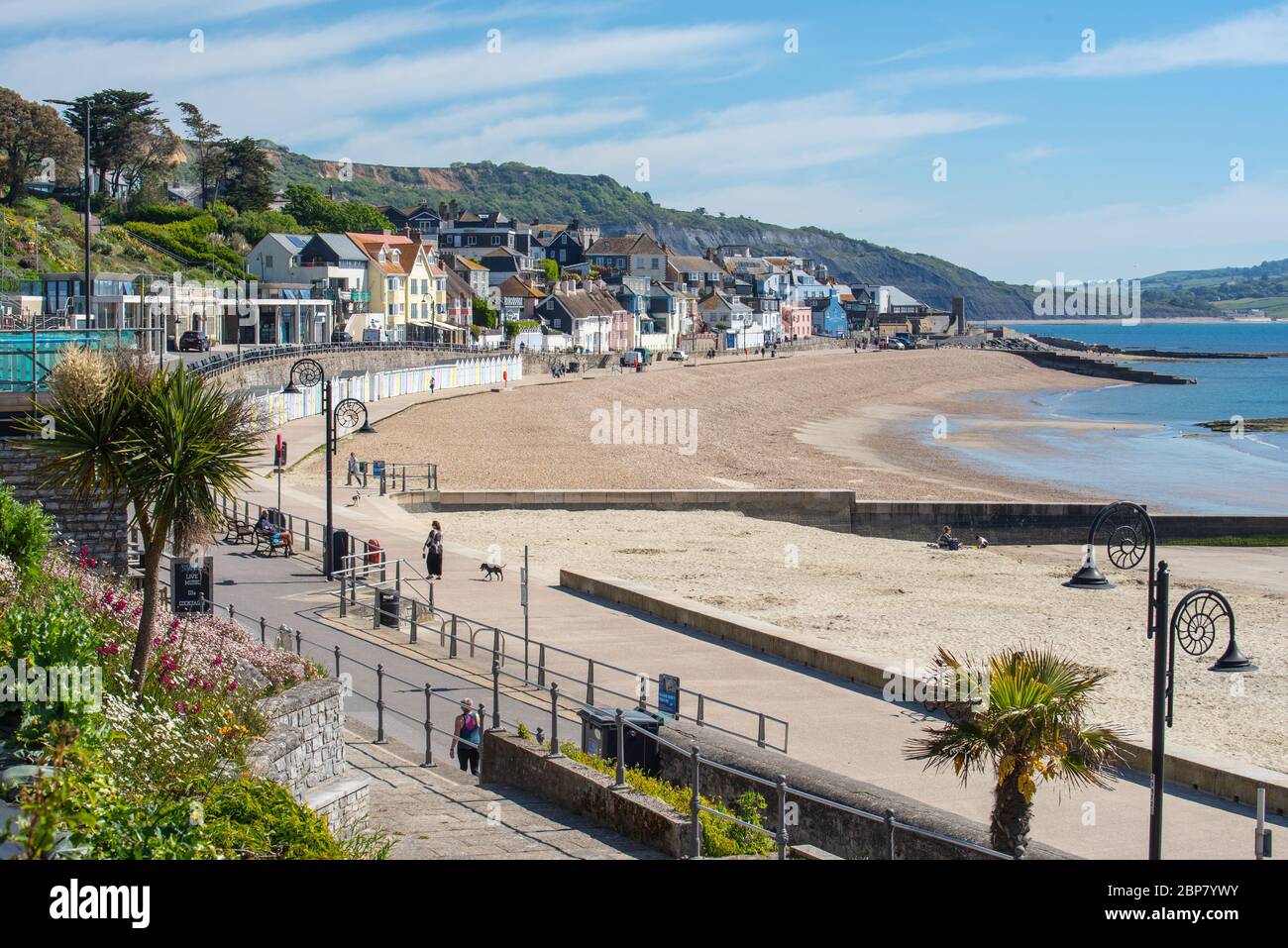 Lyme Regis, Dorset, Regno Unito. 18 maggio 2020. Regno Unito Meteo: Un caldo e soleggiato inizio della settimana presso la pittoresca località balneare di Lyme Regis. La gente gode della mini-ondata di calore durante la pandemia del coronavirus dopo l'allentamento delle restrizioni di blocco la settimana scorsa. Credit: Celia McMahon/Alamy Live News Foto Stock