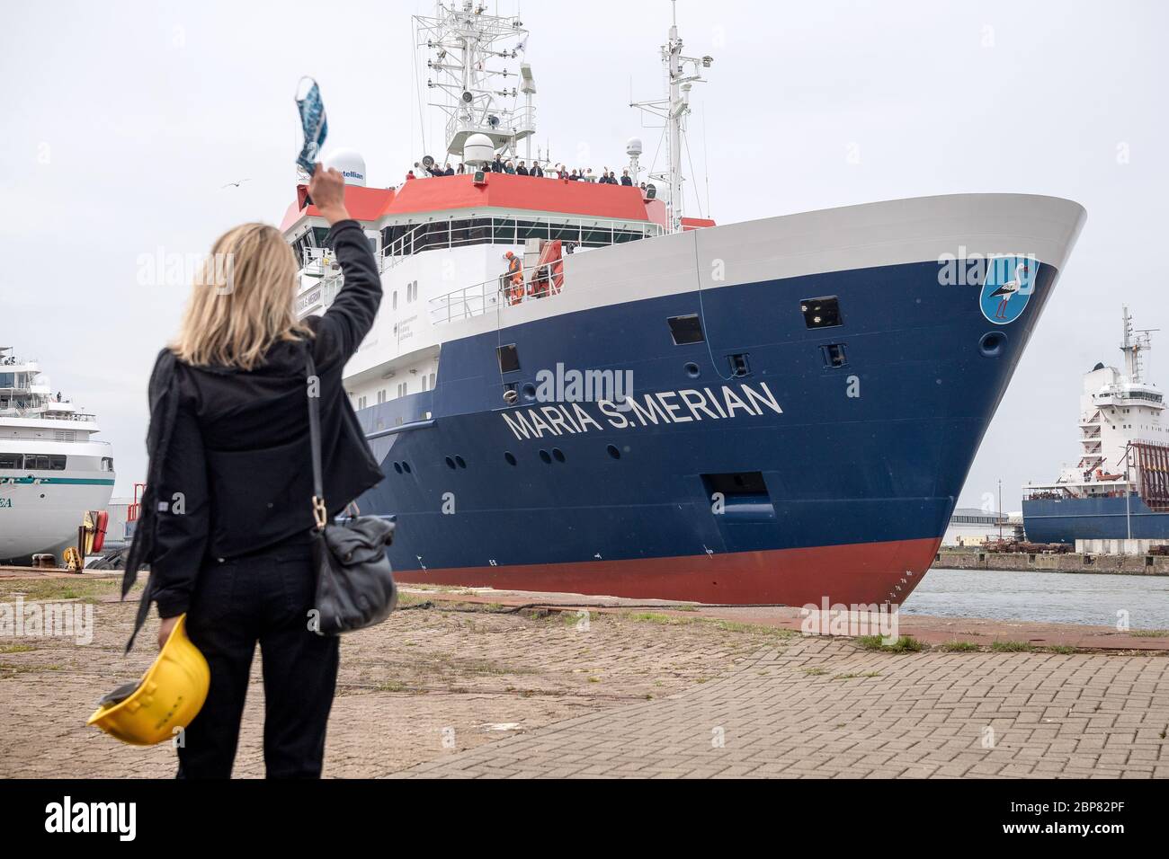 Bremerhaven, Germania. 18 maggio 2020. Antje Boetius, direttore dell'Istituto Alfred Wegener, si è rivolto ai partecipanti alla spedizione sulla nave tedesca di ricerca "aria S. Merian".due navi di ricerca partirono da Bremerhaven verso l'Artico. A bordo ci sono circa 100 scienziati che devono sostituire il personale attuale del rompighiaccio "Polarstern". Il nuovo team aveva trascorso le ultime due settimane in quarantena a Bremerhaven a causa della pandemia della corona. Credit: Sina Schuldt/dpa/Alamy Live News Foto Stock