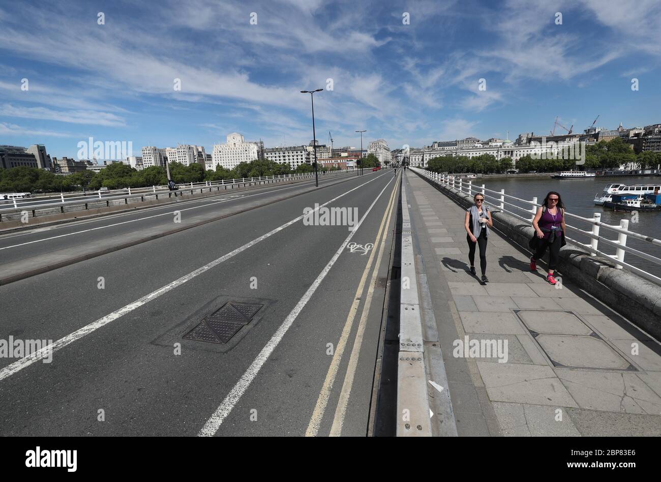 Le persone che si trovano sul ponte Waterloo a Londra, che può essere limitato solo alle persone che camminano, che viaggiano in bicicletta e che viaggiano in autobus, con i marciapiedi allargati in modo che le persone possano viaggiare in sicurezza tra le stazioni ferroviarie più trafficate e i loro luoghi di lavoro, mentre le restrizioni del coronavirus cominciano lentamente a facilitare. Foto Stock