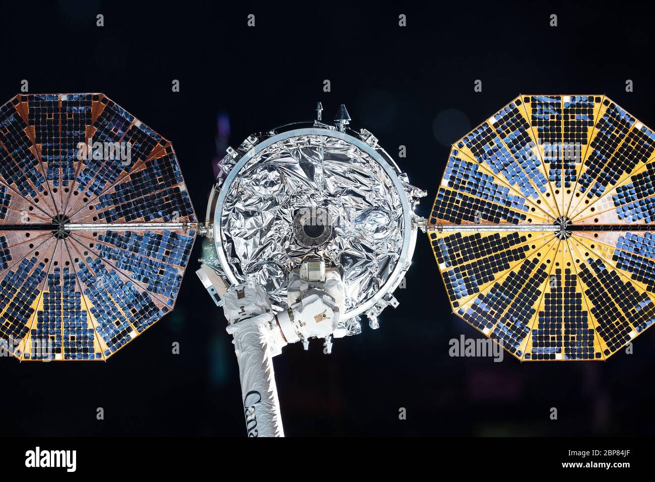 La nave Cygnus di Northrup Grumman, con i suoi prominenti array solari UltraFlex a forma di ciembalo, è raffigurata nelle impugnature del braccio robotico Canadarm2, prima che il suo rilascio terminasse il suo soggiorno di 83 giorni presso la Stazione spaziale Internazionale il 11 maggio 2020. Entro 24 ore dalla sua uscita, Cygnus ha iniziato la sua missione secondaria, ospitando l'esperimento Spacecraft Fire Safety - IV (Saffire-IV), che fornisce un ambiente sicuro per studiare il fuoco in microgravità. Ha inoltre implementato una serie di payload. I controllori di volo Northrop Grumman a Dulles, Virginia, inizieranno la deorbita di Cygnus per bruciare in su in Terra Foto Stock