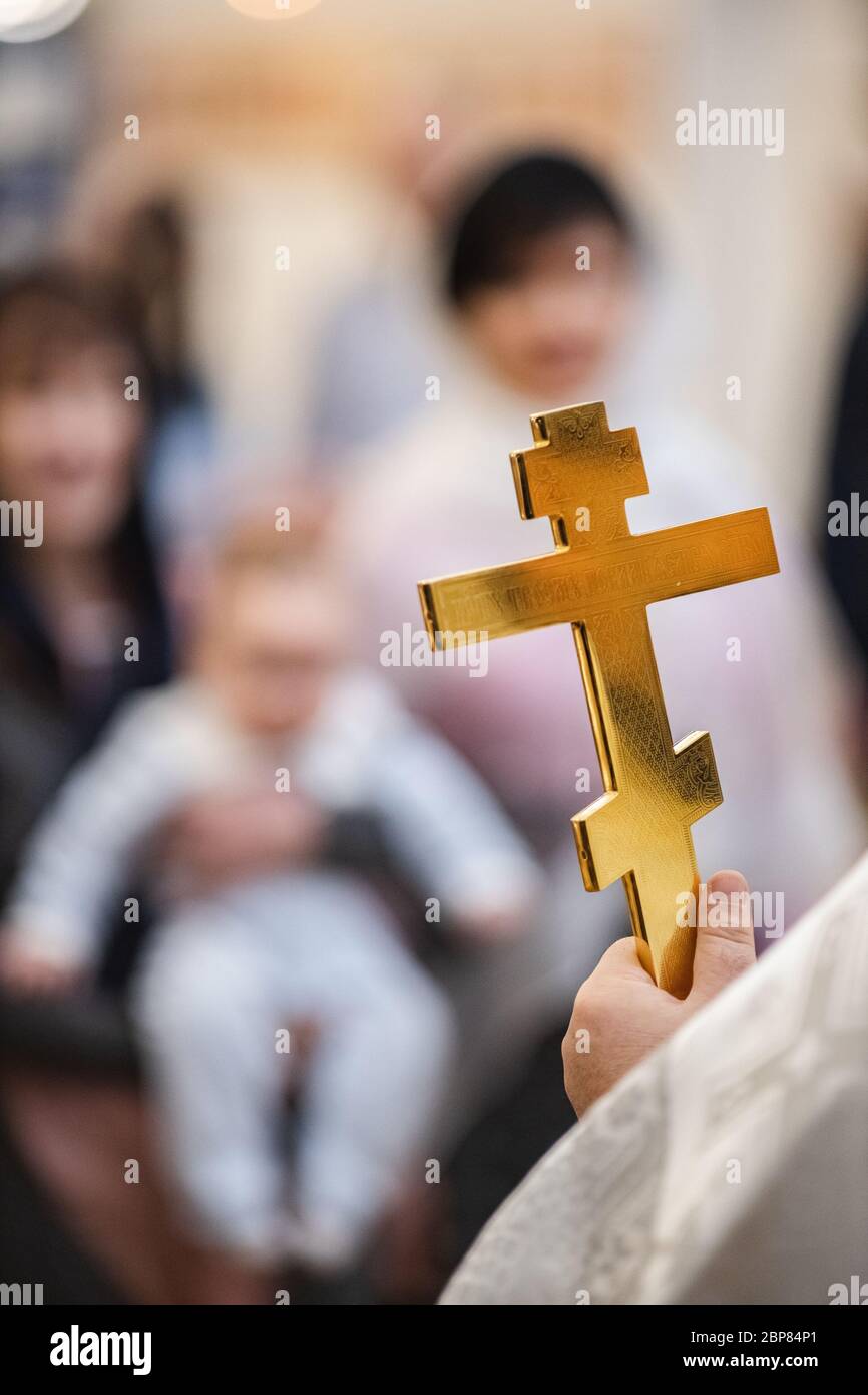 Primo piano della Croce di santificazione per la cerimonia del battesimo nella Chiesa ortodossa Foto Stock