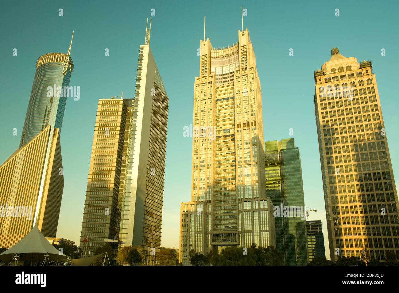Skyline degli edifici di uffici nel quartiere finanziario di Lujiazui dal Central Greenfield all'alba, Pudong, Shanghai, Cina, Asia Foto Stock
